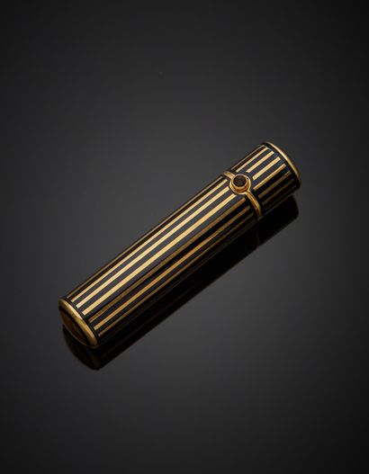 null 18K yellow gold 750‰ lipstick case, cylindrical in shape, decorated with stripes...