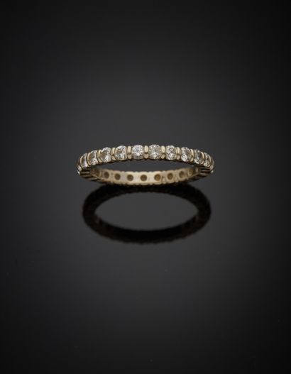 null American wedding band in 18K white gold 750‰, set with brilliant-cut diamonds....