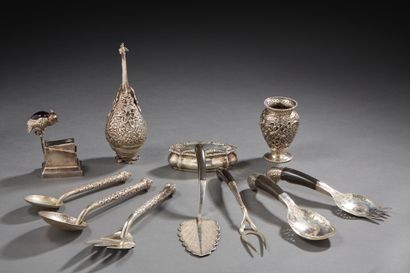 null Silver lot 2nd title 800‰ comprising a box and seven serving pieces, gross weight...