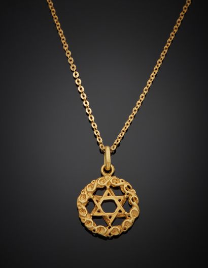 null 18K yellow gold 750‰ pendant, adorned with a star of David in a twisted pattern...