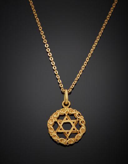 null Pendentif en or jaune 18K 750‰, orné d’une étoile de David dans un anneau à...