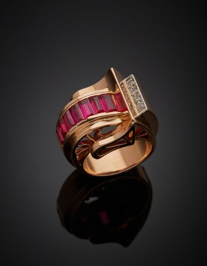 null An 18K yellow gold 750‰ and platinum 850‰ tank ring, adorned with red stones...