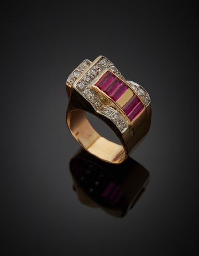 null Two-tone 18K gold 750‰ tank ring, adorned with red stones and old and brilliant...