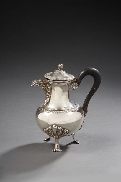 null Silver coffee pot 1st title 950‰, standing on three legs, chased with leaves....