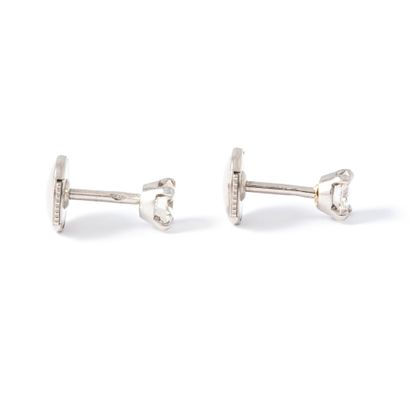 null Pair of 18K white gold 750‰ stud earrings set with brilliant cut diamonds. Sparkling...