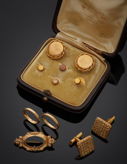 null Lot including a pair of 18K 750‰ polychrome gold cufflinks, square shaped with...