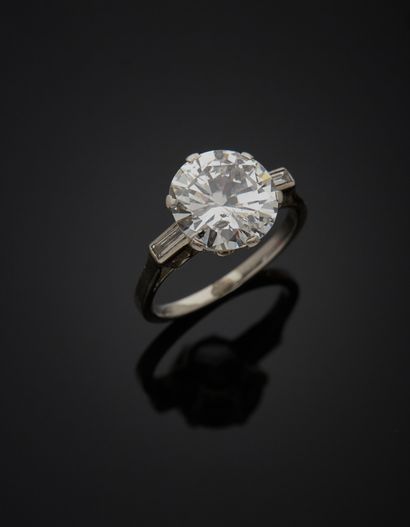 null Platinum solitaire 850‰, adorned with a brilliant cut diamond, shouldered two...