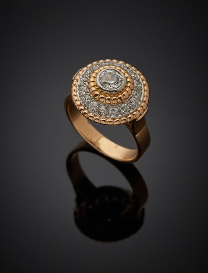 null An 18K yellow gold 750‰ ring, round in shape, adorned at its center with an...