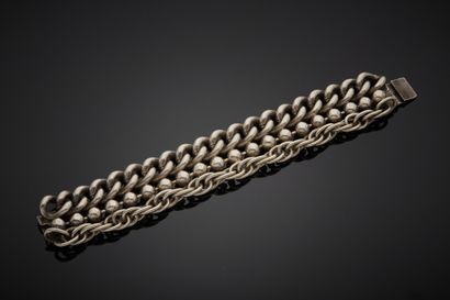 null Bracelet en métal argenté composé de trois rangs de mailles de différents modèles,...