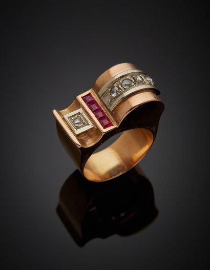 null Two-tone 18K gold 750‰ tank ring, adorned with red stones and rose-cut diamonds....