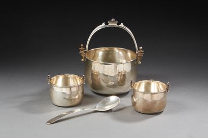 null Lot in silver 1st title 925‰ comprising three plain buckets with a handle and...