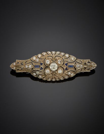 null 18K white gold 750‰ brooch, set at its center with an old-cut diamond, in an...