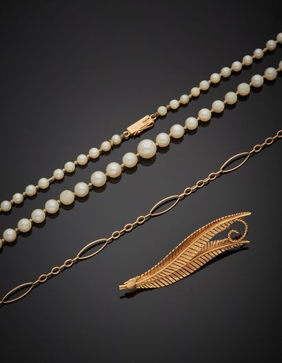 null Lot in 18K yellow gold 750‰ comprising a necklace of falling cultured pearls...