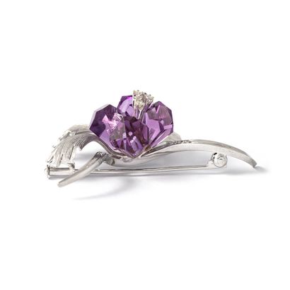 null 18K white gold 750‰ brooch, has floral decoration set with amethysts and brilliant-cut...