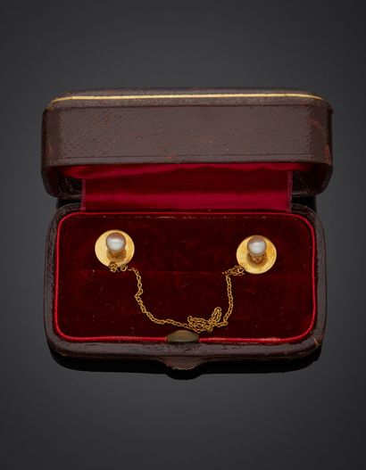 null Pair of 18K yellow gold 750‰ dress buttons, adorned with a cultured pearl and...