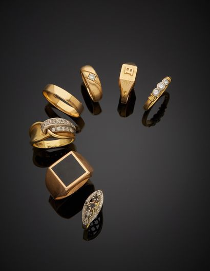 null Lot in 18K yellow gold 750‰ comprising four rings, set with white stones, two...