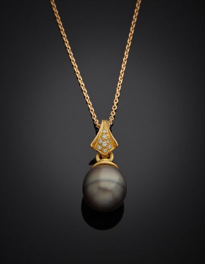 null Pendant in 18K yellow gold 750‰, adorned with a gray cultured pearl (treated),...