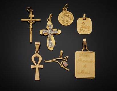 null Lot comprising three crosses and four 18K yellow gold 750‰ pendants, one in...