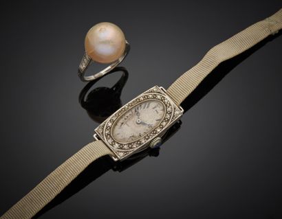 null Platinum 850‰ lot comprising:

- a ring adorned with a Mabé pearl, shouldered...