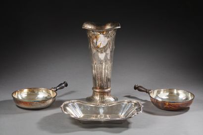 null Lot in silver plated metal including a bowl of rectangular form, signed ELKINGTON,...