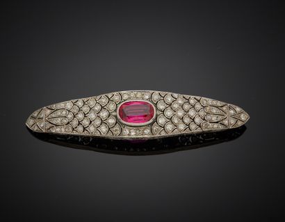 null 18K white gold 750‰ and platinum 850‰ brooch, oval in shape with scales and...