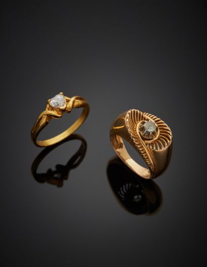 null Lot including an 18K yellow gold 750‰ ring and a metal ring, set with white...
