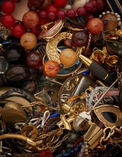 null Lot de bijoux fantaisie composé de boîtes, colliers, boucles d’oreilles, montres...