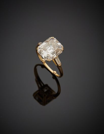 null 18K yellow gold 750‰ ring, set with a rectangular degree-cut diamond, shouldered...