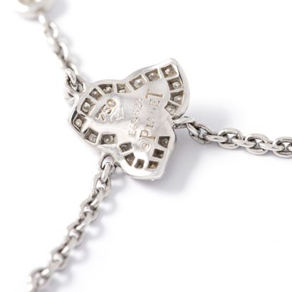 null PIAGET- 18K white gold 750‰ necklace, adorned with a three-lobed flower motif...
