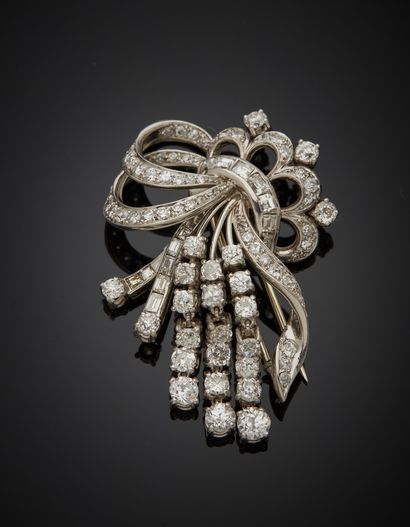 null 18K white gold 750‰ and platinum 850‰ lapel clip, adorned with ribbon-like motifs...
