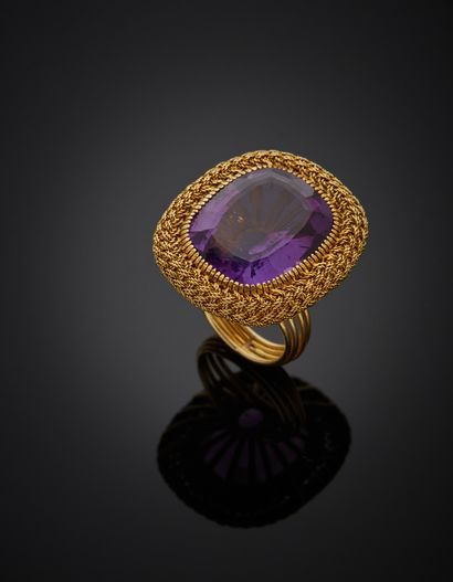 null An 18K yellow gold 750‰ cocktail ring, adorned with a cushion-shaped amethyst...