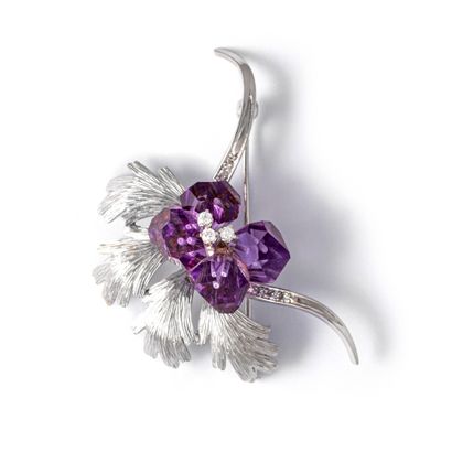 18K white gold 750‰ brooch, has floral decoration...