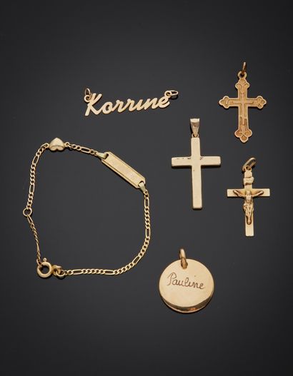 null 
Lot consisting of two 9K yellow gold 375‰ crosses, a 14K yellow gold 585‰ cross...