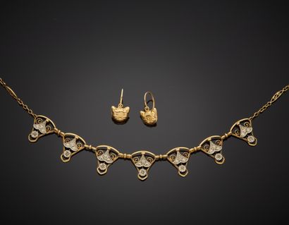 null Two-tone 18K gold 750‰ drapery necklace, adorned with elements of floret motifs....