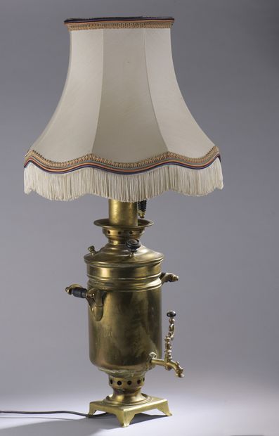 null Samovar en laiton doré, monté en lampe.

H. : 62 cm

(Usures)