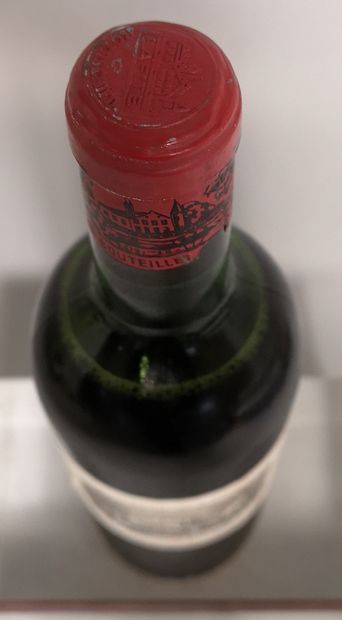 null 1 bouteille Château LAFITE ROTHSCHILD - 1er GCC Pauillac 1964 

Etiquette légèrement...