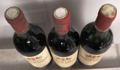 null 3 bottles Château du MOULIN ROUGE - Haut Médoc 1984 

Slightly stained and scratched...