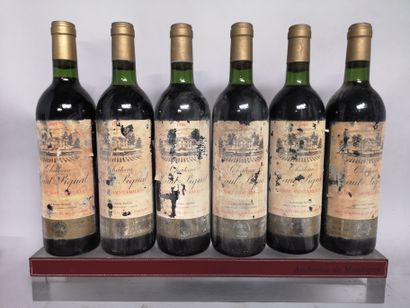 null 6 bottles Château HAUT PIQUAT - Lussac Saint Emilion 1983 

Damaged labels....