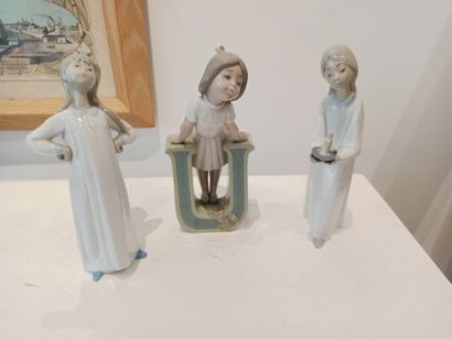 null LLADRO

Three polychrome porcelain subjects representing young girls. Marked...