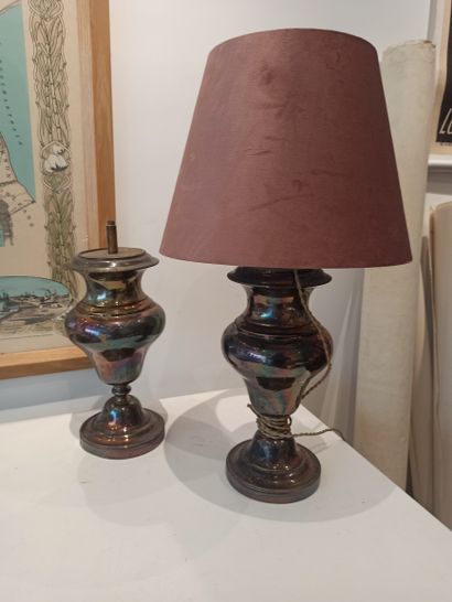null Two feet of metal lamp of baluster form. 

H. 32 cm

Traces of oxidation, a...