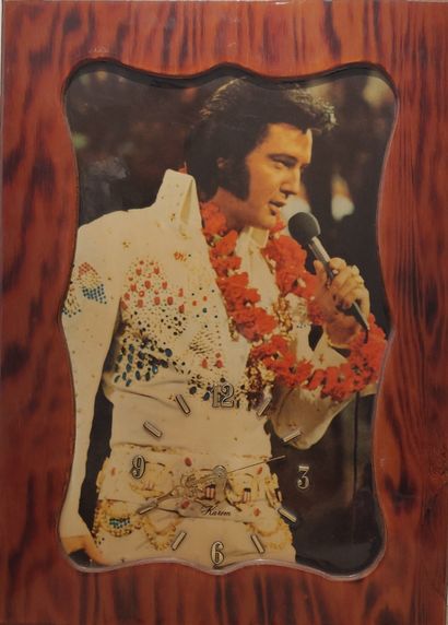 null Horloge murale en plastique avec la photographie d’Elvis Presley. 

55 x 40...