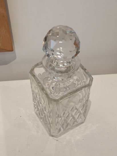 null Crystal whiskey decanter. 

Illegible signature under the base. 

H. 27 cm