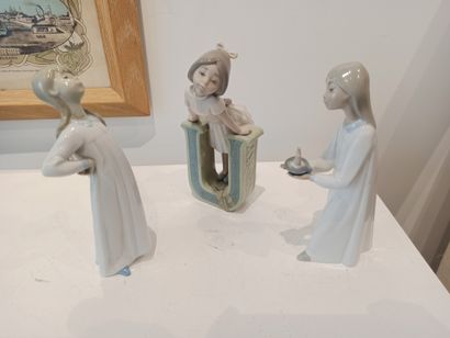 null LLADRO

Three polychrome porcelain subjects representing young girls. Marked...