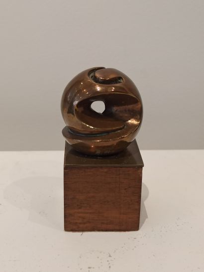 null F. REGGIANI (XX)

Composition

Bronze with medal patina. 

Signed F. Reggiani....
