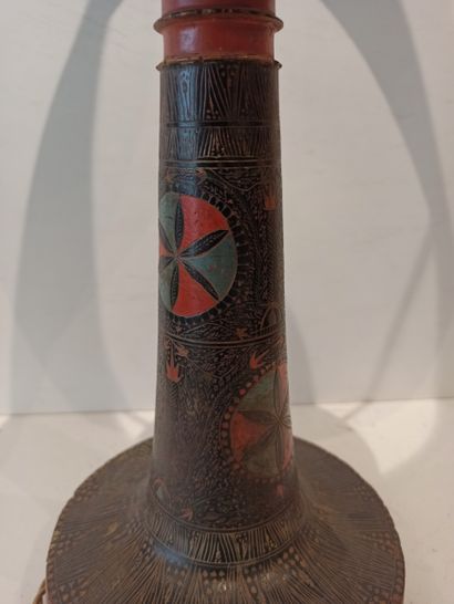 null Polychrome wooden lamp engraved with geometric patterns. 

Oriental work. 

H....