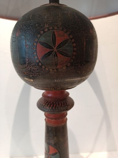 null Polychrome wooden lamp engraved with geometric patterns. 

Oriental work. 

H....