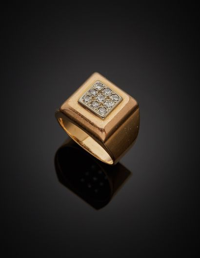 null Two-tone 18K gold 750‰ signet ring, square in shape, adorned with a pavement...