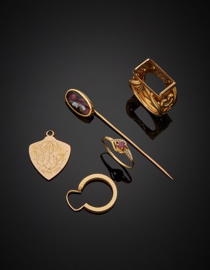 null Lot in 18K gold 750‰ comprising, a tie pin, a ring set with a red stone (chipped),...
