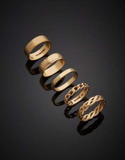 null Lot of five 9K yellow gold 375‰ wedding bands, two of which are chain. Accidents,...