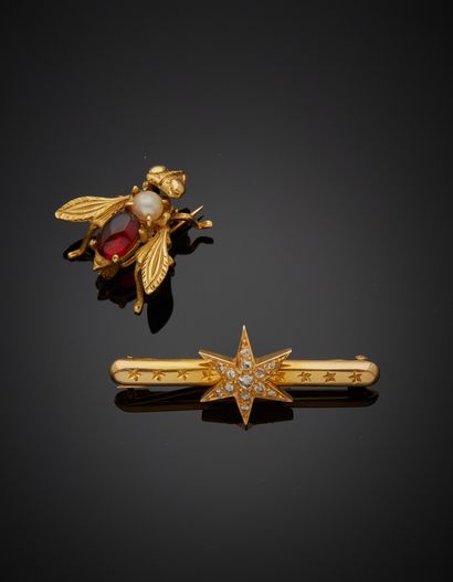 null Lot of two 18K yellow gold 750‰ brooches, one depicting a bee, the thorax set...